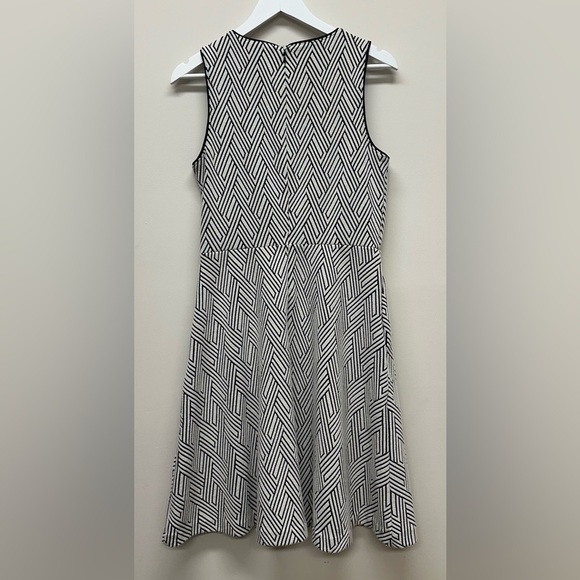 Banana Republic Sz 6 Women’s Black and White Geometric Dress Fit and Flare - Picture 6 of 7